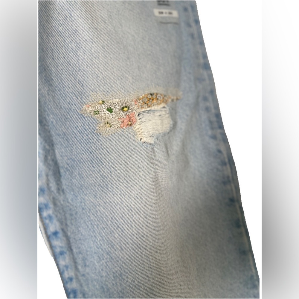 LEVI’S Women’s 501 Original-Fit Straight Leg She’s Crafty Jeans - Picture 2 of 4